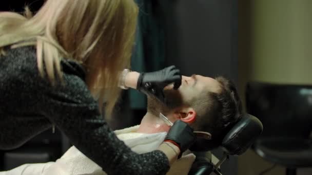 Peluquero mujer afeitado cliente masculino — Vídeo de stock