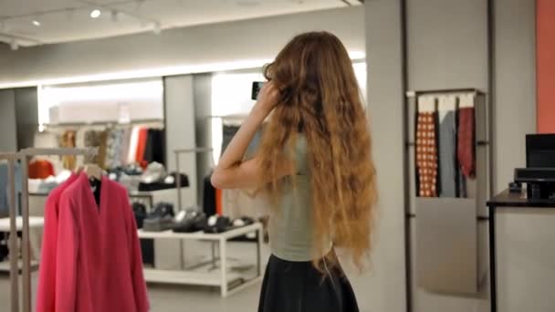 Mujer joven tomando selfie en la tienda — Vídeos de Stock