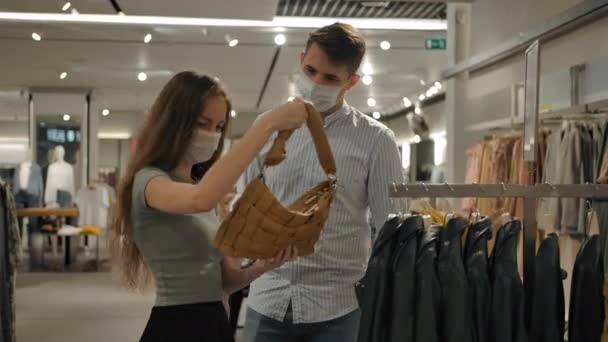 Jeune couple faisant du shopping pendant l'épidémie — Video