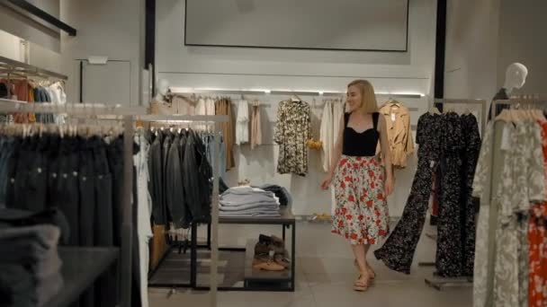 Glad ung kvinna i modern butik — Stockvideo