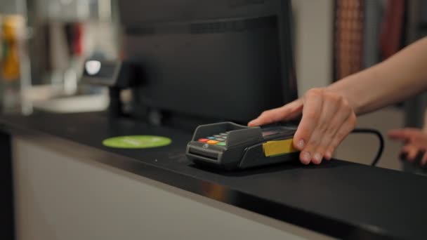 提供电子终端信用卡和借记卡支付购买费用 — 图库视频影像