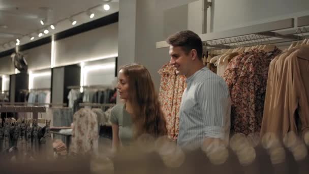 Caminhada masculina e feminina interior da loja de roupas de moda — Vídeo de Stock