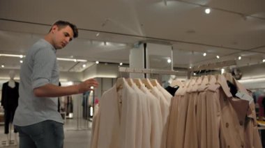 Demiryollarında giysileri inceleyen ve denetleyen bir erkek.