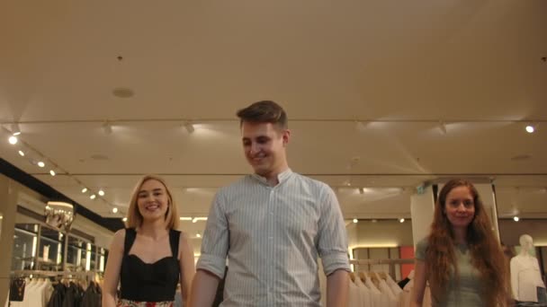 Gelukkige mensen dansen in de winkel — Stockvideo