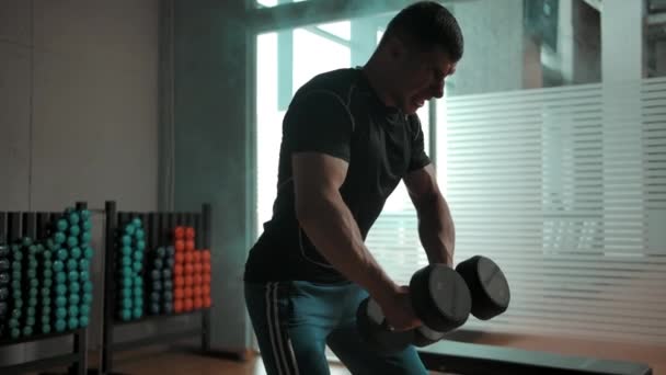 Καυκάσιος bodybuilder δύσκολα εργάζονται έξω με βαριά αλτήρες στο γυμναστήριο — Αρχείο Βίντεο