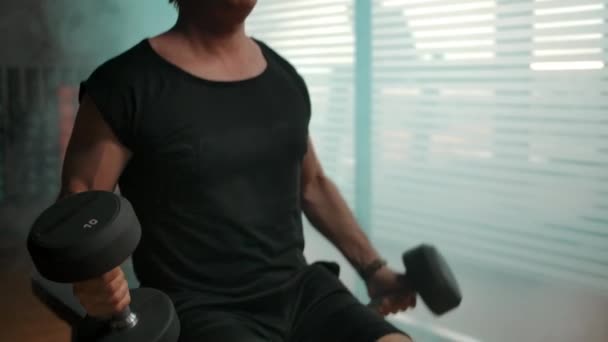 Mature caucasien homme soulève énorme haltères pour pomper jusqu 'son biceps — Video