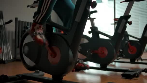 Un atleta attivo che pedala su una cyclette in palestra — Video Stock