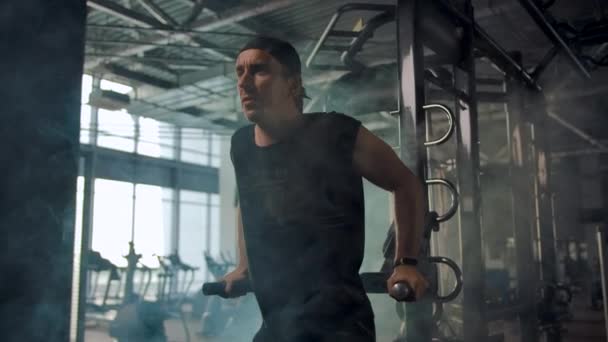 Ώριμος άνθρωπος στο γυμναστήριο κάνει πίσω push-ups στον προσομοιωτή με παράλληλες ράβδους — Αρχείο Βίντεο