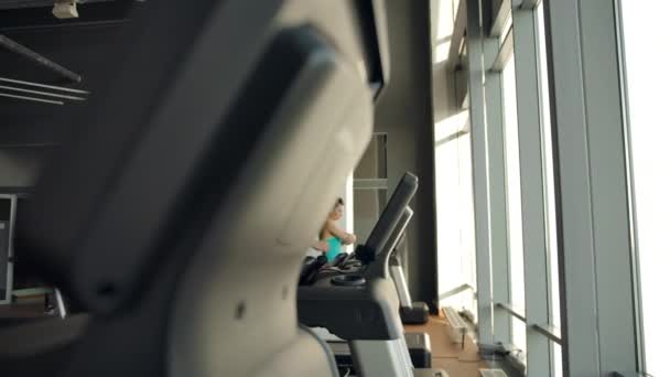 Movimiento lento de correr gente deportiva interior de gimnasio moderno. — Vídeos de Stock