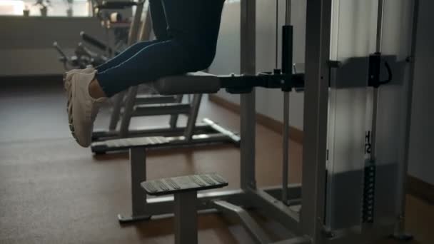 Caucásico hombre haciendo ejercicios de pull-up en el gravitron en el gimnasio — Vídeos de Stock