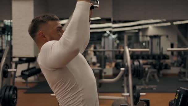 Ισχυρός άνθρωπος κάνει ασκήσεις στους μυς για την έλξη του άνω μπλοκ — Αρχείο Βίντεο