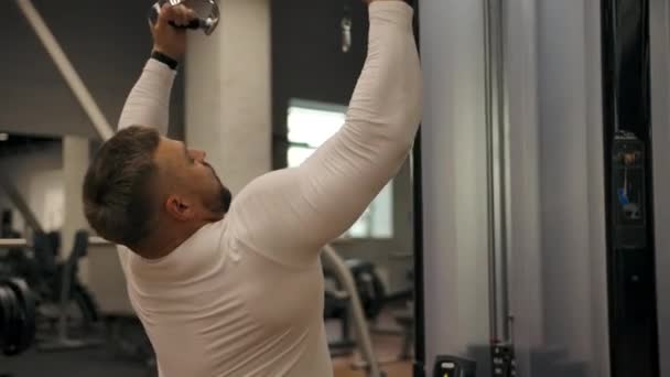 Ισχυρός άνθρωπος κάνει ασκήσεις στους μυς του στήθους και των δικεφάλων — Αρχείο Βίντεο