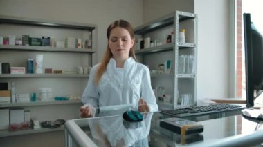 Kafkasyalı kız, eczane çalışanı nasıl koruyucu maske takılacağını gösteriyor..