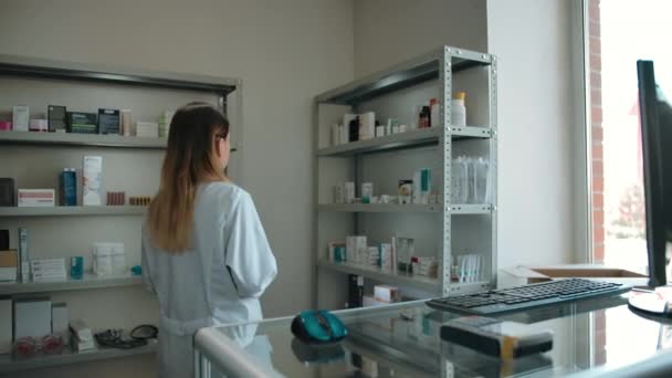 Portrét krásné sebevědomé bělošky lékárnice. — Stock video