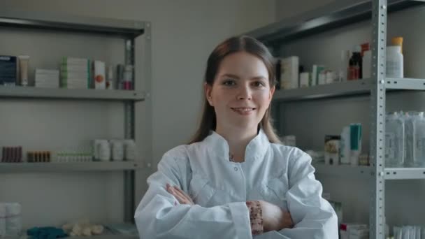 Gadis kepercayaan tangan apoteker menyeberang. — Stok Video