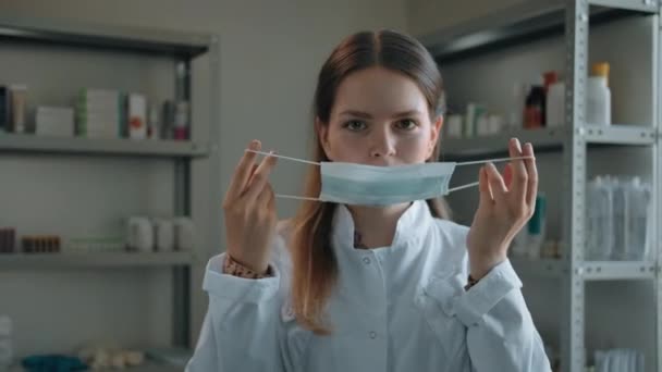 Apothekerin setzt Arztmaske in Drogerie auf. — Stockvideo