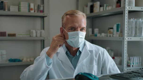 Den lyckliga doktorn tar gladeligen av sig sin medicinska mask.. — Stockvideo