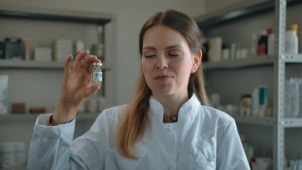 Apothekerin spricht über den neuen Covid-19-Impfstoff. — Stockvideo