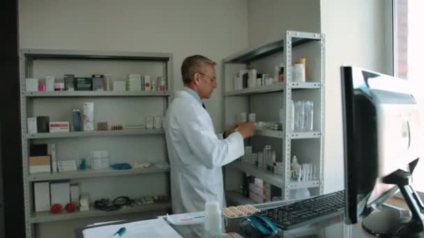 Časová prodleva záběrů pracovníka lékárníka v interiéru lékárny — Stock video