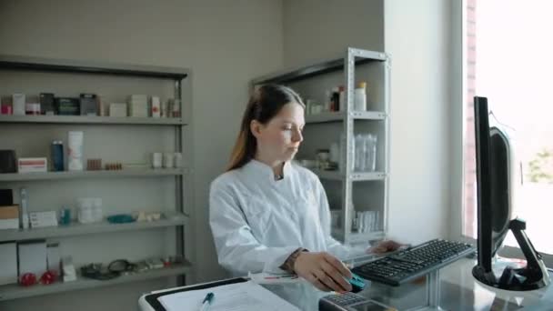 Imagini cu femei care lucrează farmacistul în interiorul farmaciei — Videoclip de stoc