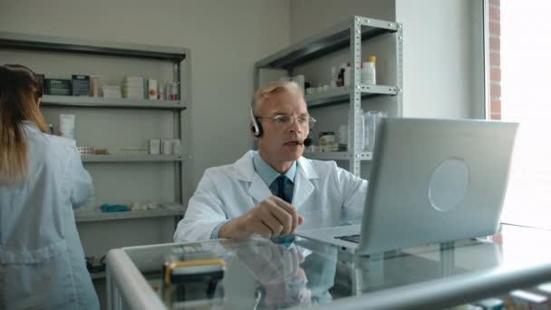 Φαρμακοποιός προετοιμασία online παραγγελία για τον πελάτη σε λευκό χαρτί πακέτο — Αρχείο Βίντεο