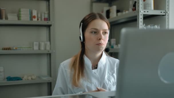 Mulher farmacêutica conversando com potencial cliente como suporte online — Vídeo de Stock