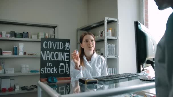 La farmacéutica bastante caucásica presenta una nueva vacuna covid-19 en stock — Vídeo de stock