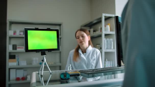 Tablet layar hijau pada pameran farmasi dengan wanita, menyajikan ampul vaksin — Stok Video