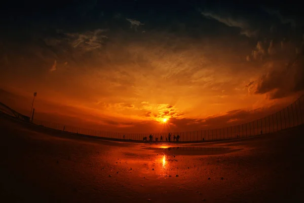感情的なシルエット 美しい空 アート プリント キャンバス上の空夕日 明るい空 暗いシルエット 美しい影の色 ジューシーな画像再生 — ストック写真