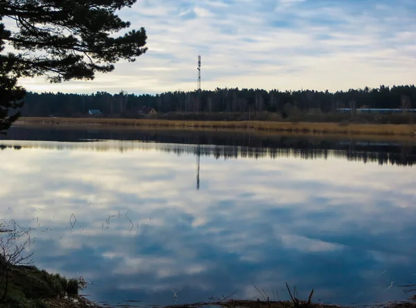 Landskap vid floden Lielupe, i början av våren i Lettland — Stockfoto