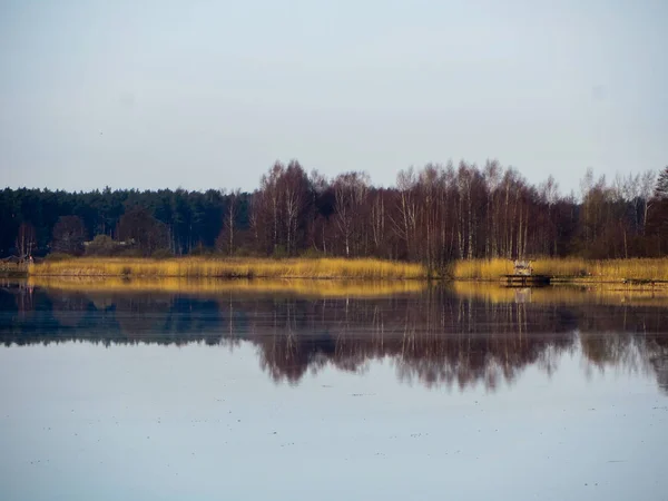 Liggend op de rivier Lielupe in vroege voorjaar in Letland — Stockfoto