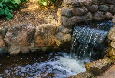 Su Riga Kalesi tepede küçük bir çağlayan. Letonya