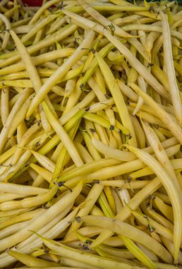 Büyük bir kutu beyaz fasulye taze bakla