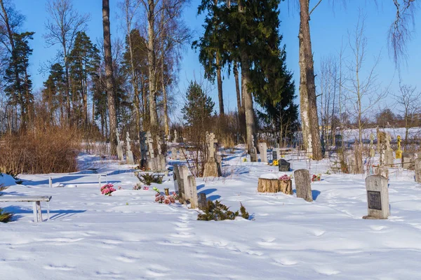 สุสานเก่าของผู้ศรัทธาเก่าใน Latgale ที่เต็มไปด้วยหิมะ, ลัตเวีย 2018 . — ภาพถ่ายสต็อก