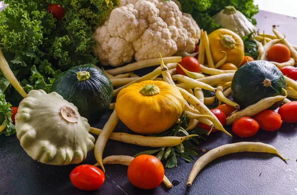 Mehrfarbige Kürbisse Blumenkohl Kirschtomaten Und Grüne Bohnen — Stockfoto