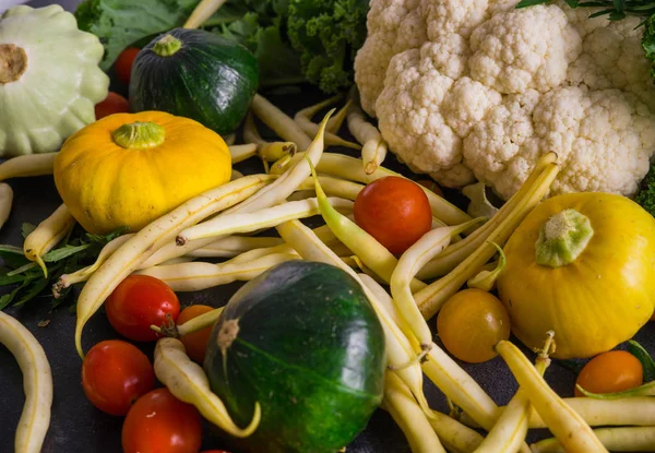 Mehrfarbige Kürbisse Blumenkohl Kirschtomaten Und Grüne Bohnen — Stockfoto