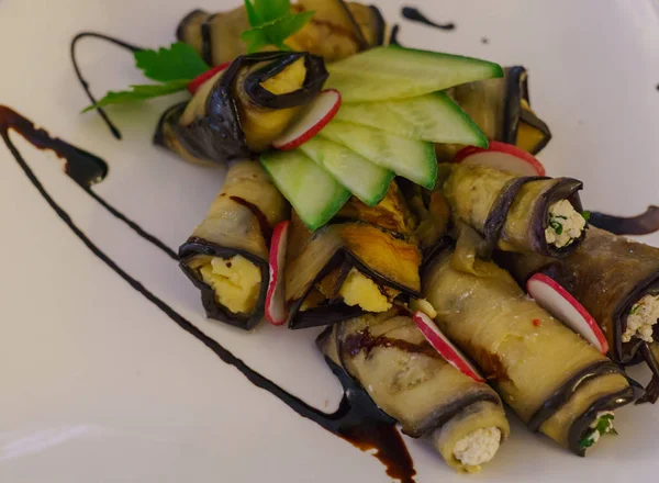 Dilim kızarmış patlıcan sarımsak ve bir plaka üzerinde otlar ile Philadelphia peynir ile doldurulmuş