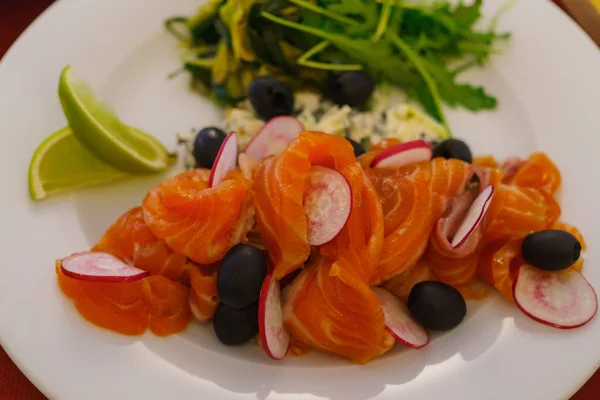 Salmón Rodajas Plato Decorado Con Aceitunas Negras Rábanos Verduras — Foto de Stock