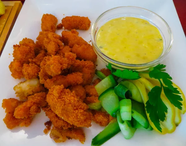 Taze, kırmızı hamuru içinde kızarmış tavuk parçaları