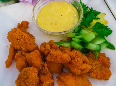 Taze, kırmızı hamuru içinde kızarmış tavuk parçaları