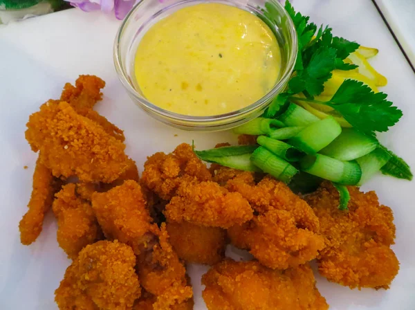 Taze, kırmızı hamuru içinde kızarmış tavuk parçaları