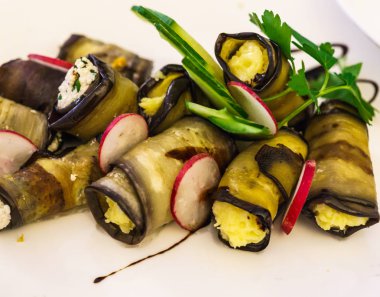 doldurulmuş patlıcan ile taze peynir plaka rulo.