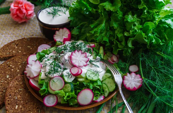 Sałatka Świeżych Organicznych Rzodkiewki Ogórek Koperek Zieloną Cebulką Ubrany Kwaśną — Zdjęcie stockowe