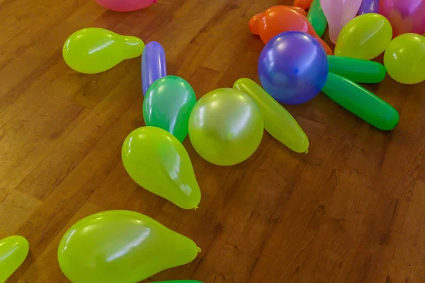 Mångfärgade Uppblåsbara Ballonger Utspridda Golvet — Stockfoto