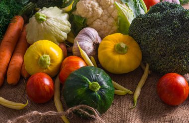 Farklı sebze, yanı sıra diğer sebze, karnabahar, brokoli, sarımsak, salatalık bir eko-çiftlikte yetiştirilen küçük patissons