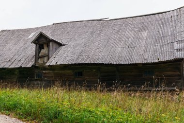 Günümüze kalmıştır eski binalar erken yirminci yüzyılın. Eski ahşap evler