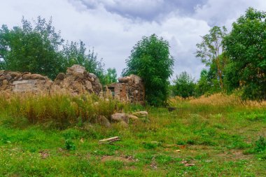 Eski bir taş harap köy ev kalıntıları.