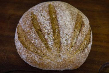 Koyu gri mutfak masasında taze pişmiş ekmek..