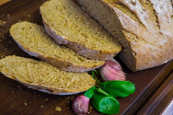 진한 회색 식탁 위에서 갓 구운 빵, 맨 위에 보이는 것. — 스톡 사진