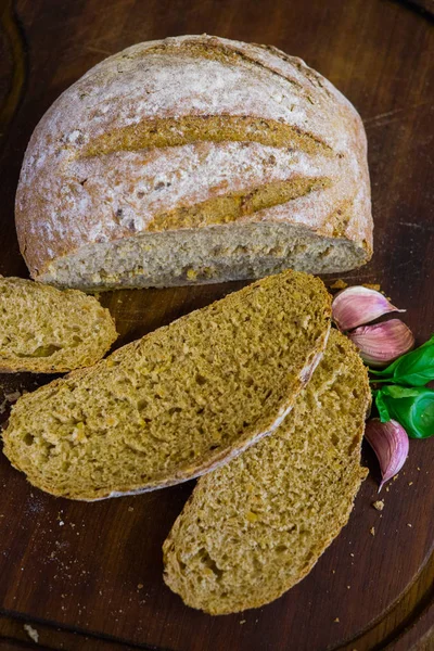 Świeżo upieczony chleb na ciemnoszarym stole kuchennym, widok z góry. — Zdjęcie stockowe